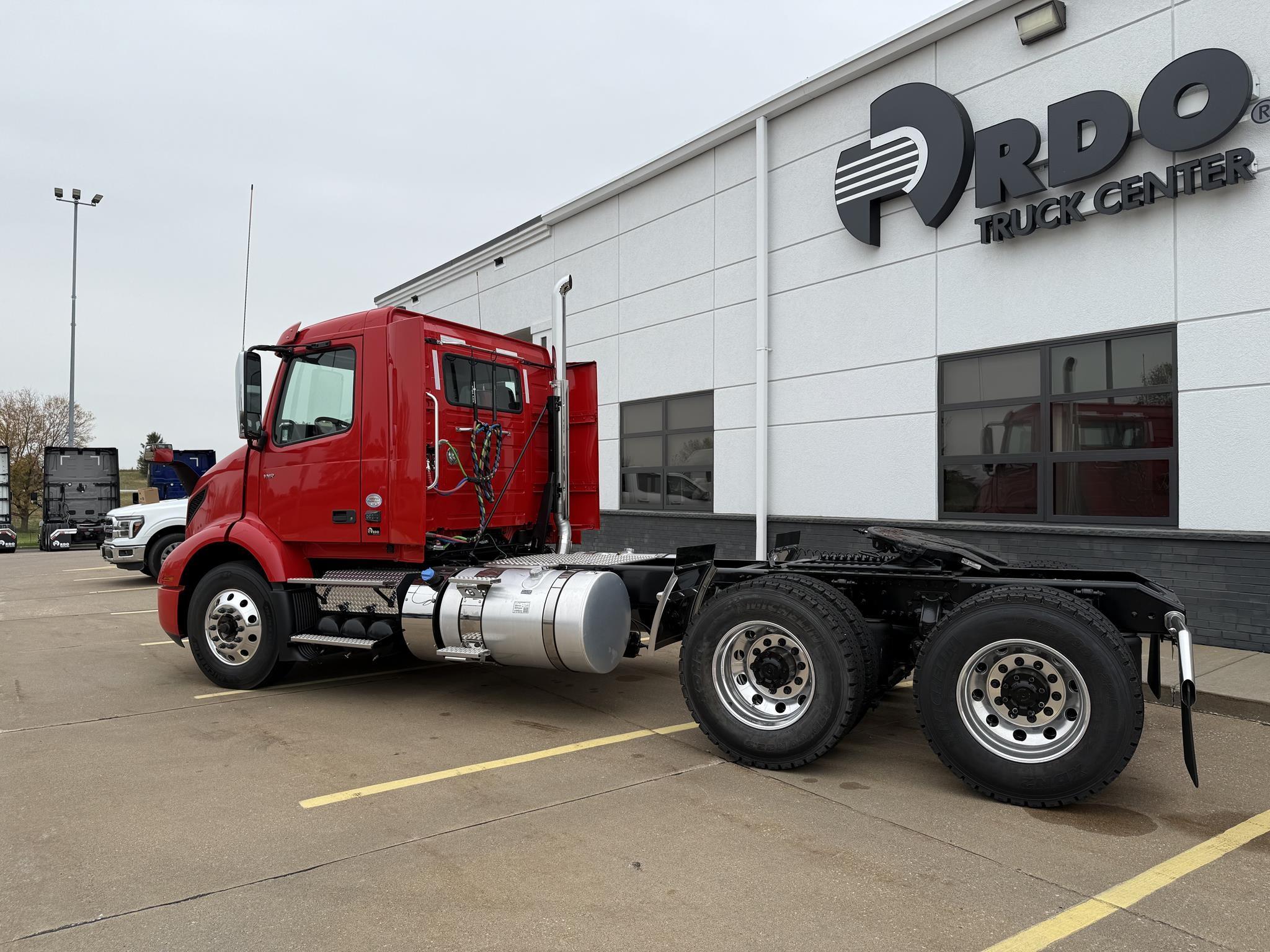 2026 Volvo VNR 640 — photo 6