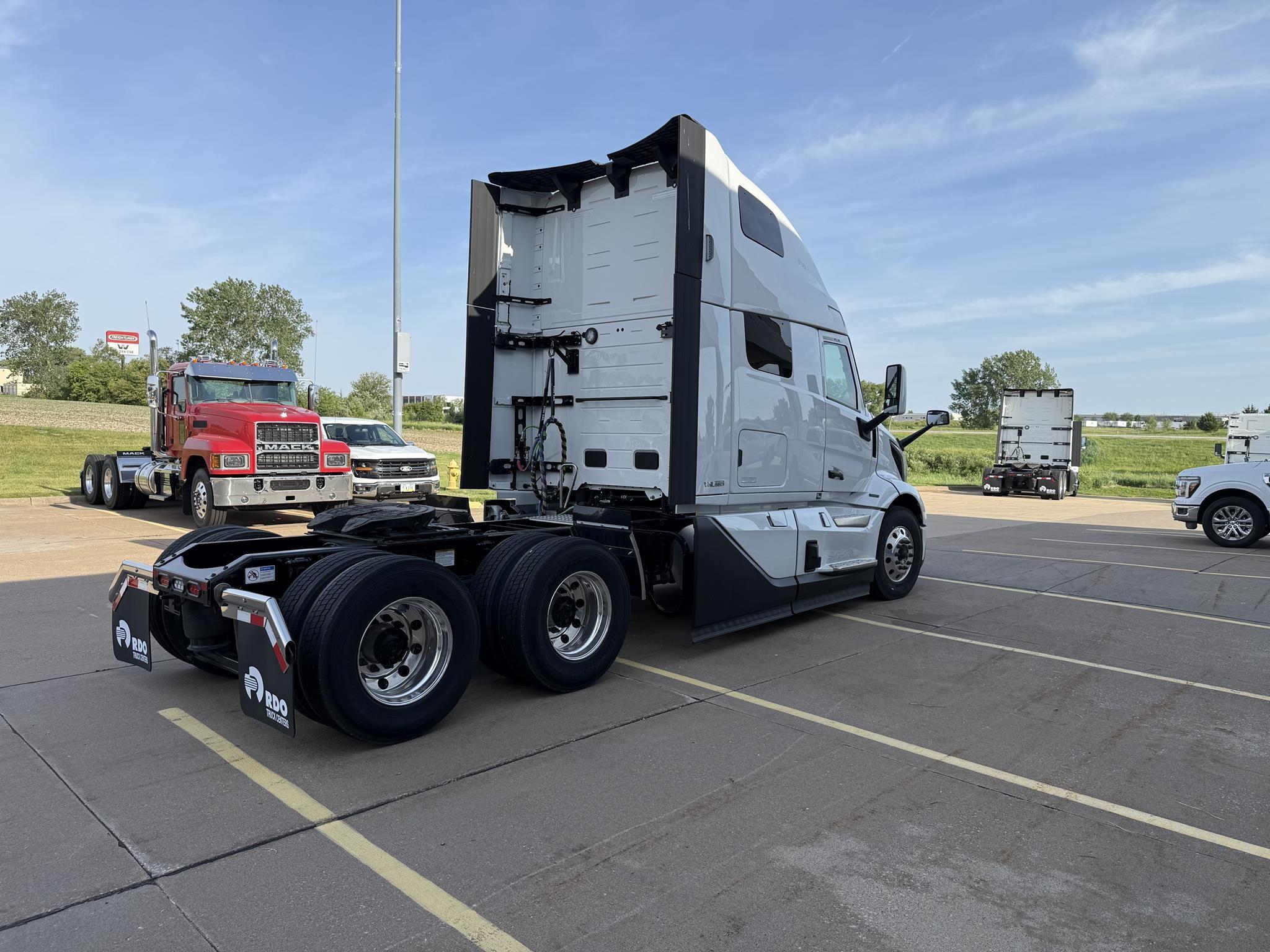 2025 Volvo VNL 660 — photo 4