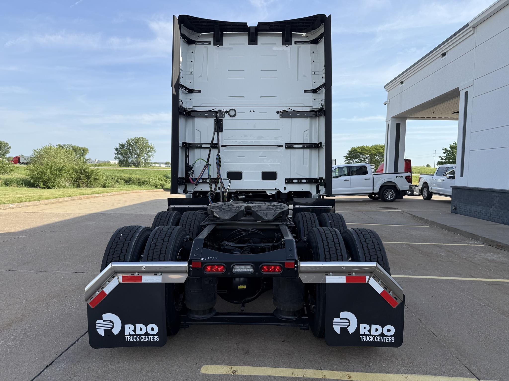 2025 Volvo VNL 660 — photo 5