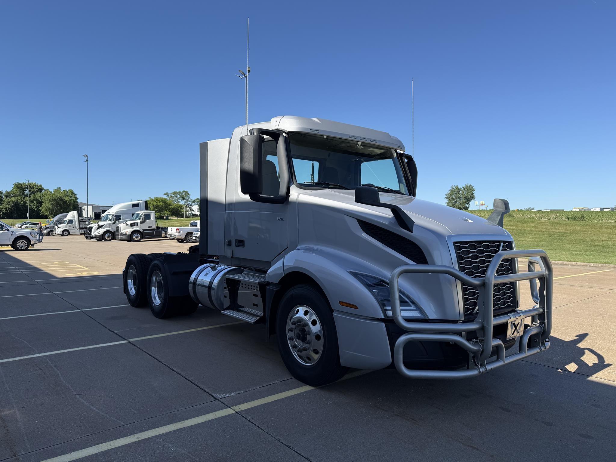 2024 Volvo VNL 300 — photo 3