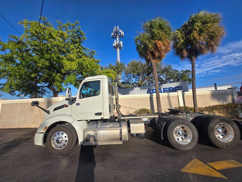 2022 Peterbilt 579 in Fort Lauderdale, FL — photo 10