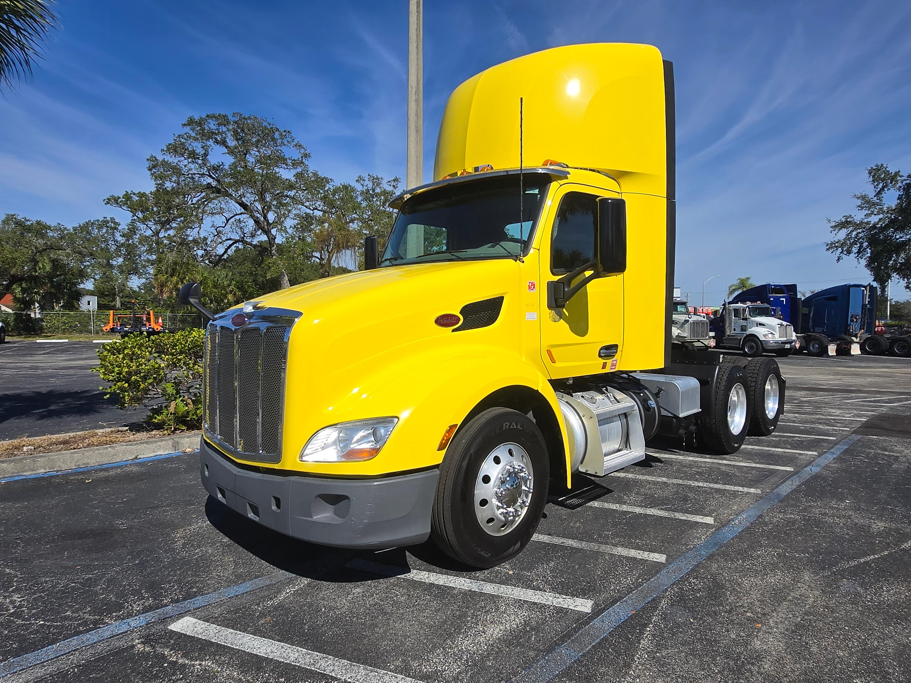2021 Peterbilt 579 in Fort Myers, FL — photo 2