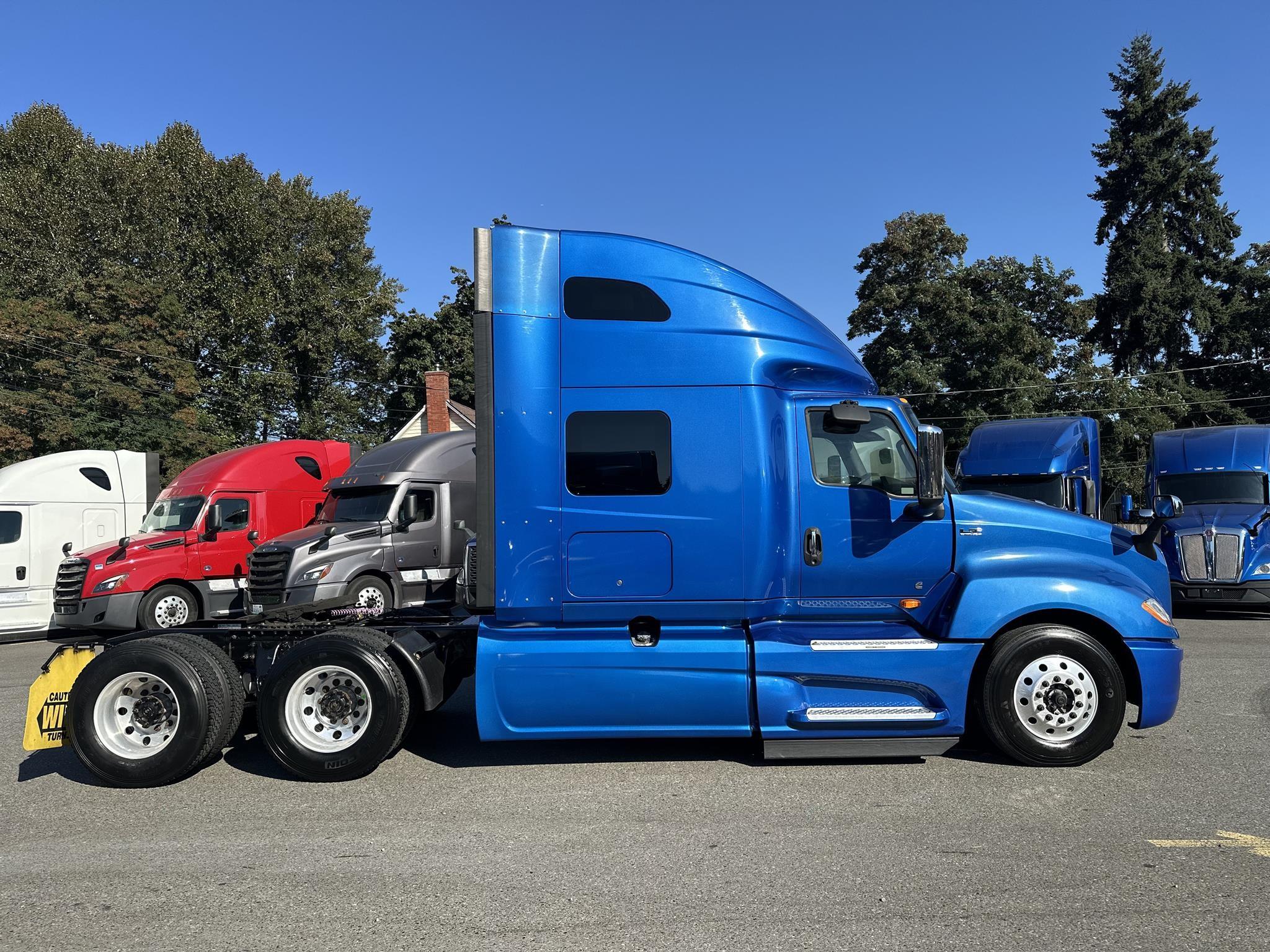2021 International LT in Ridgefield, WA — photo 4