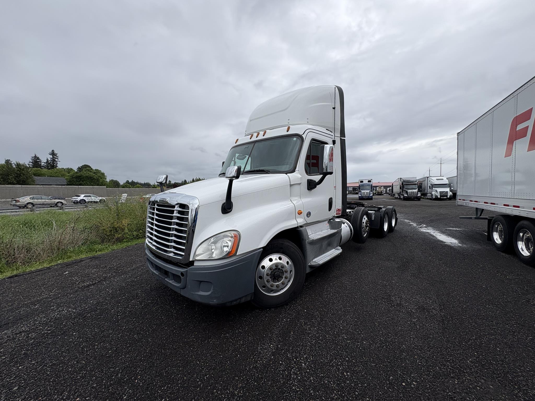 2020 Freightliner Cascadia — photo 2