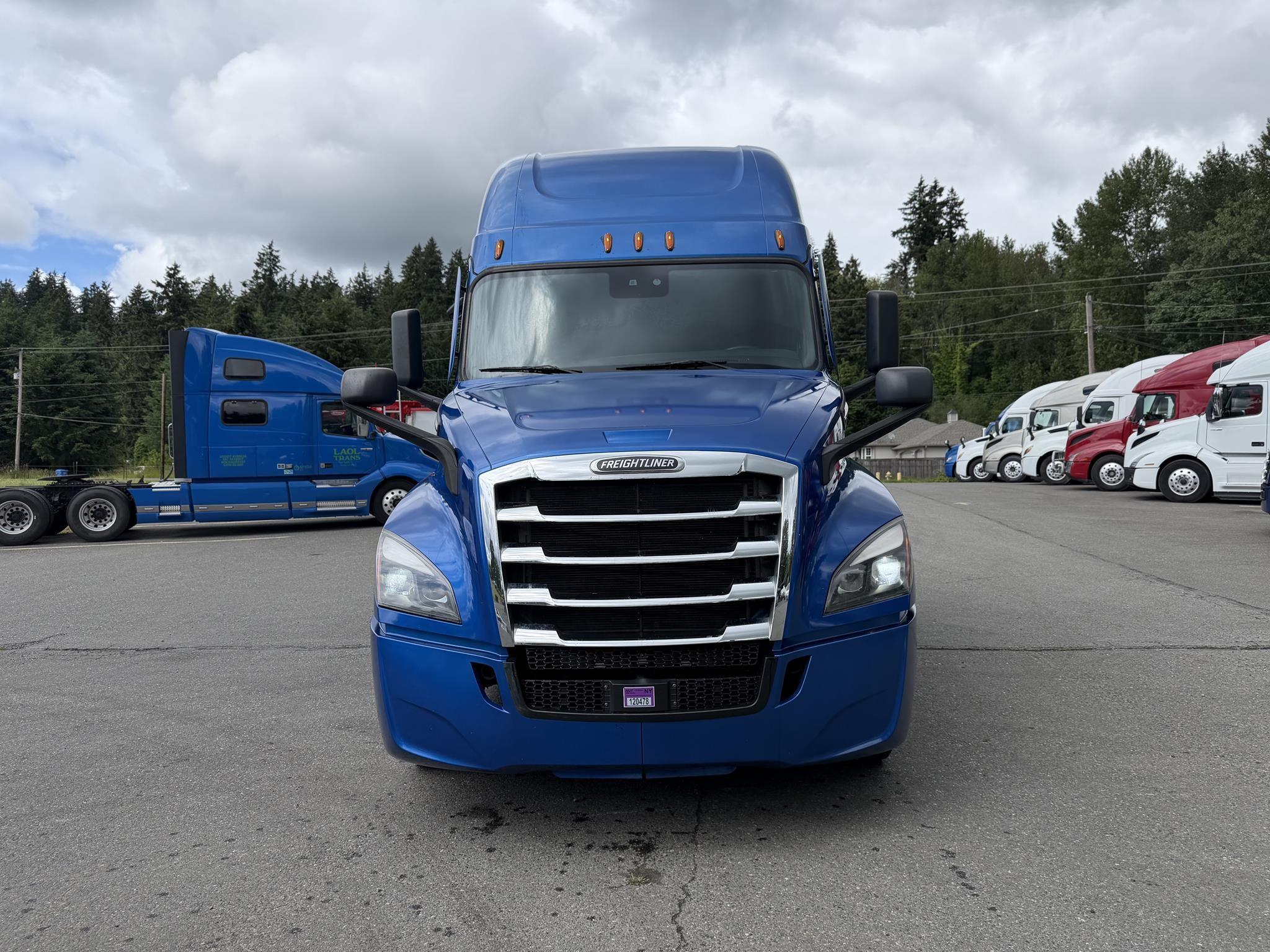 2022 Freightliner Cascadia in Ridgefield, WA — photo 2