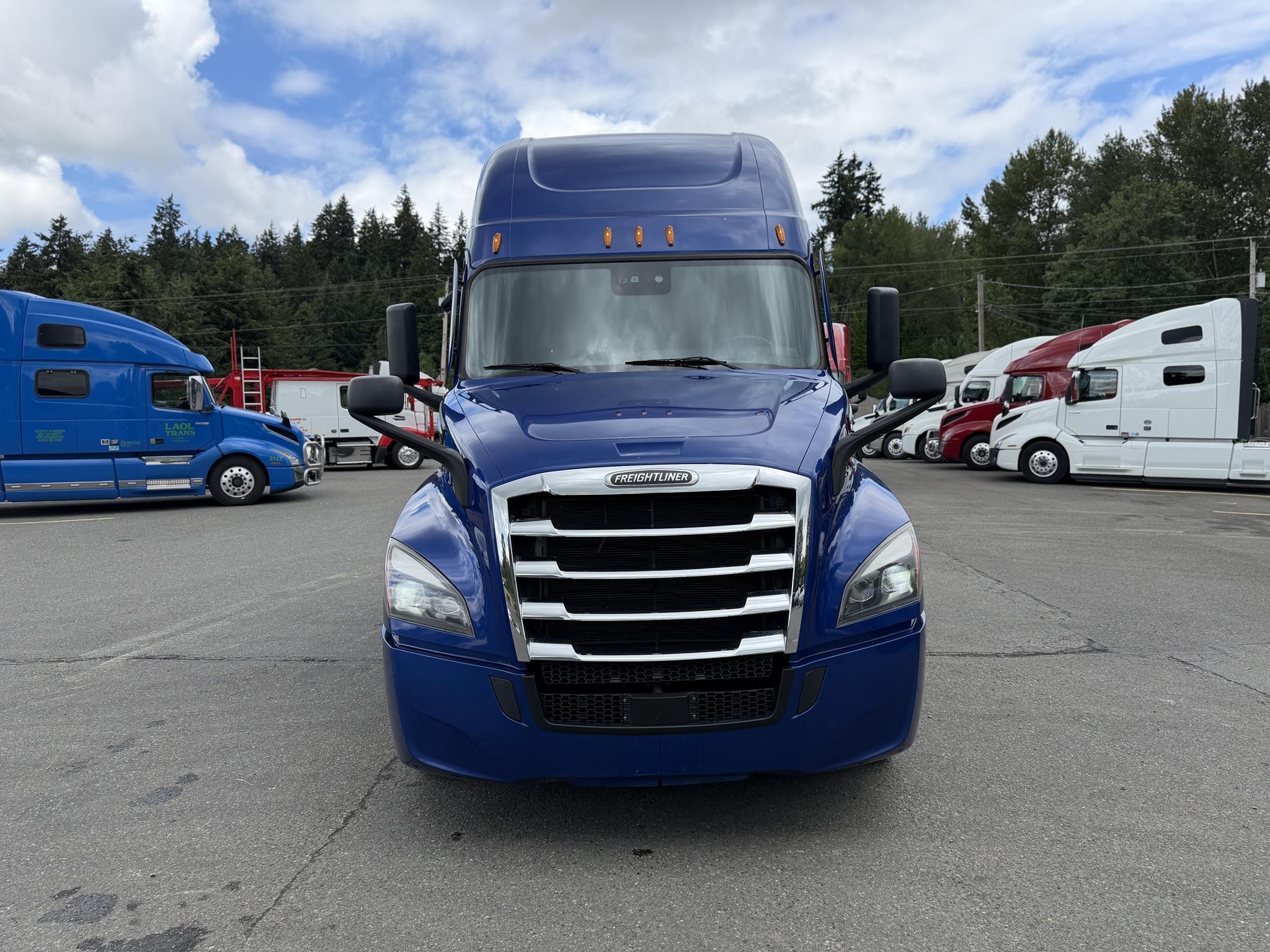 2022 Freightliner Cascadia in Ridgefield, WA — photo 2