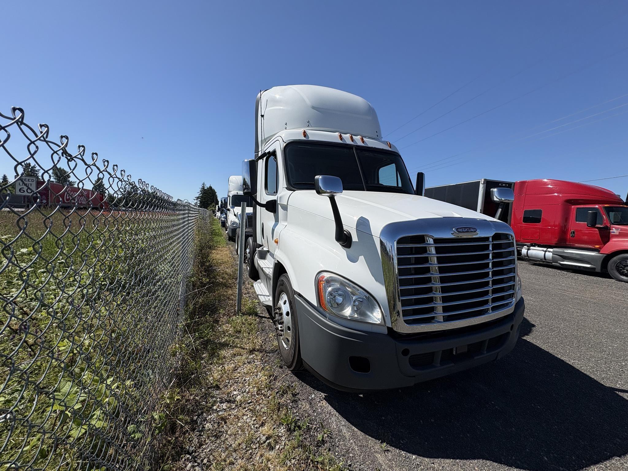 2020 Freightliner Cascadia in Ridgefield, WA — photo 2