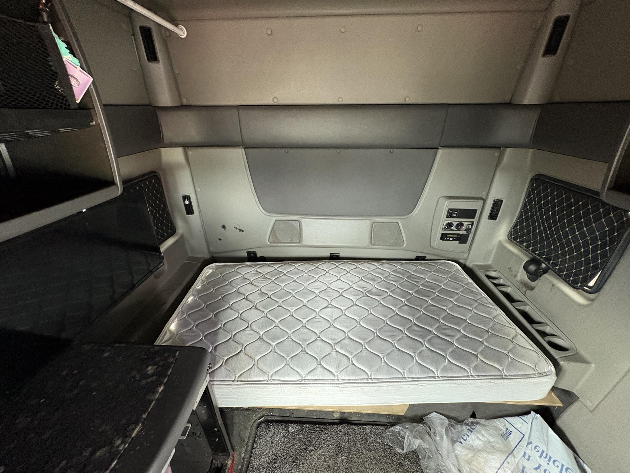 2018 International LT — photo 4