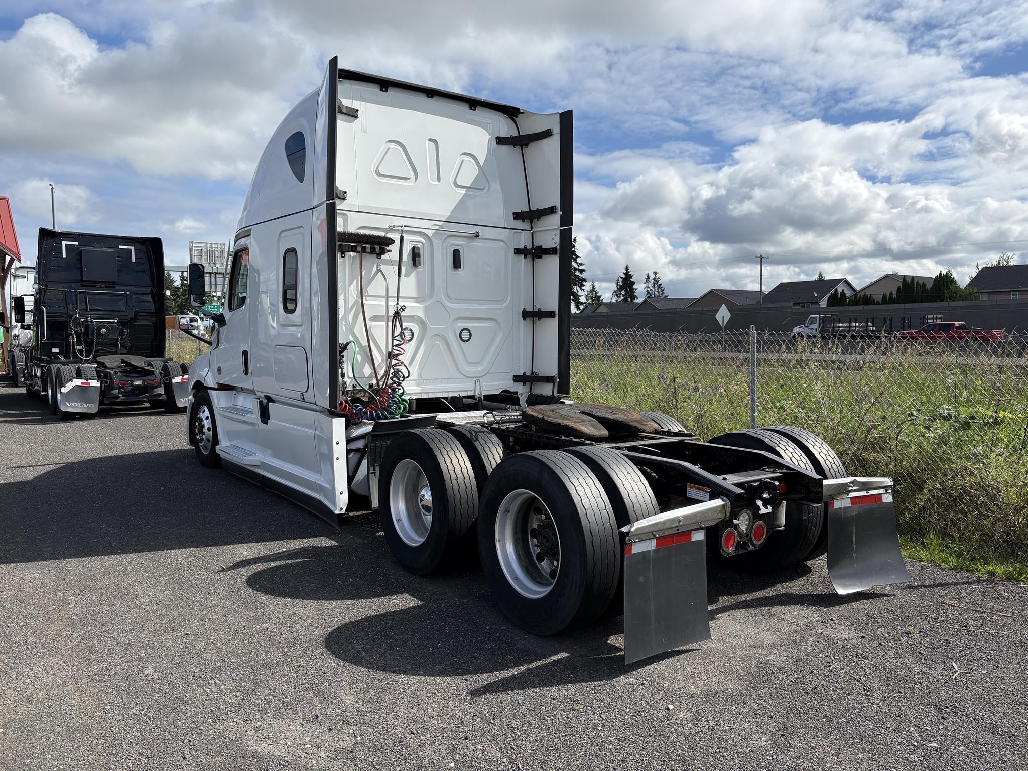 2022 Freightliner Cascadia in Ridgefield, WA — photo 3