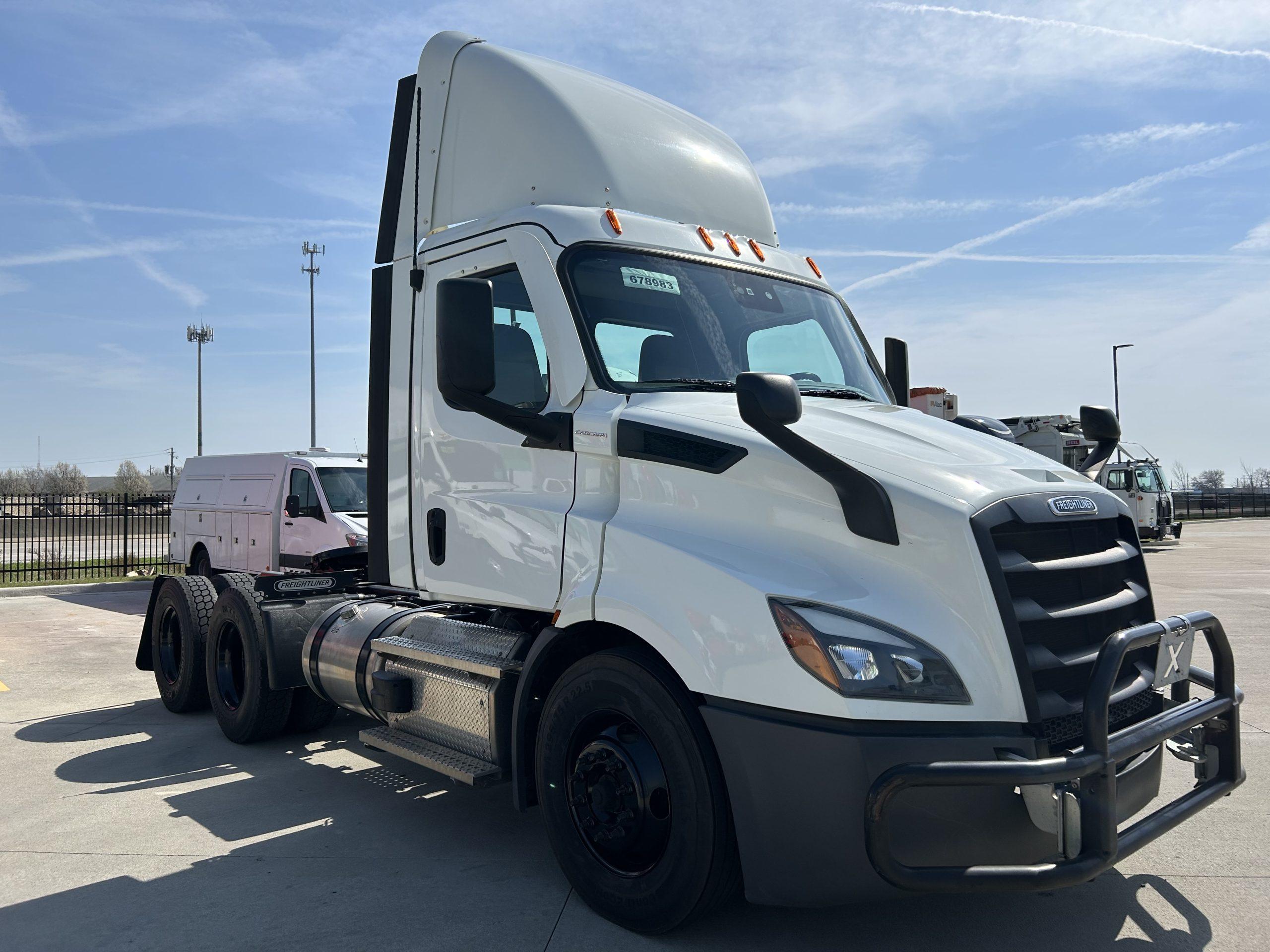 2021 Freightliner Cascadia in Milwaukee, WI — photo 3
