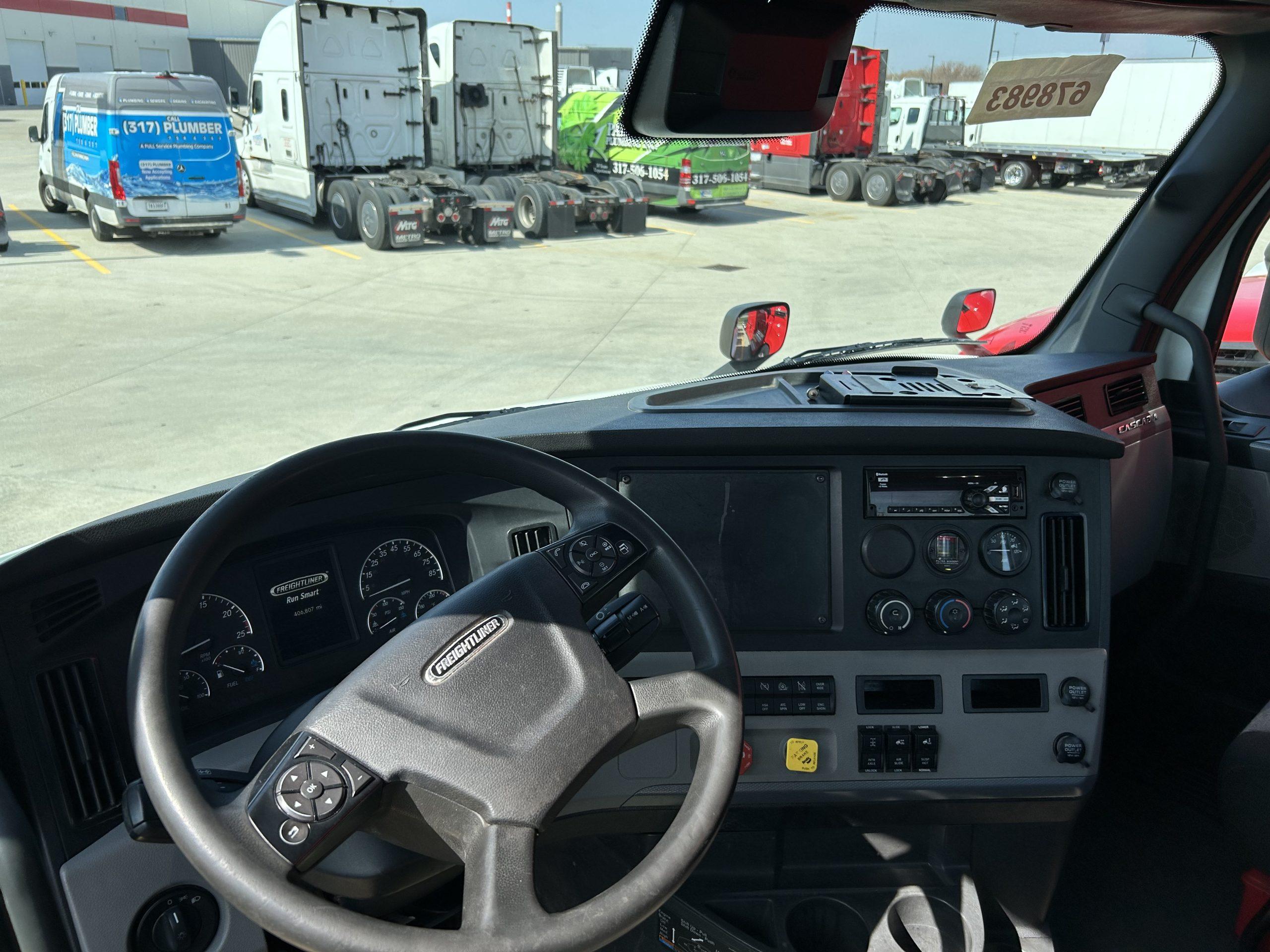 2021 Freightliner Cascadia in Milwaukee, WI — photo 5