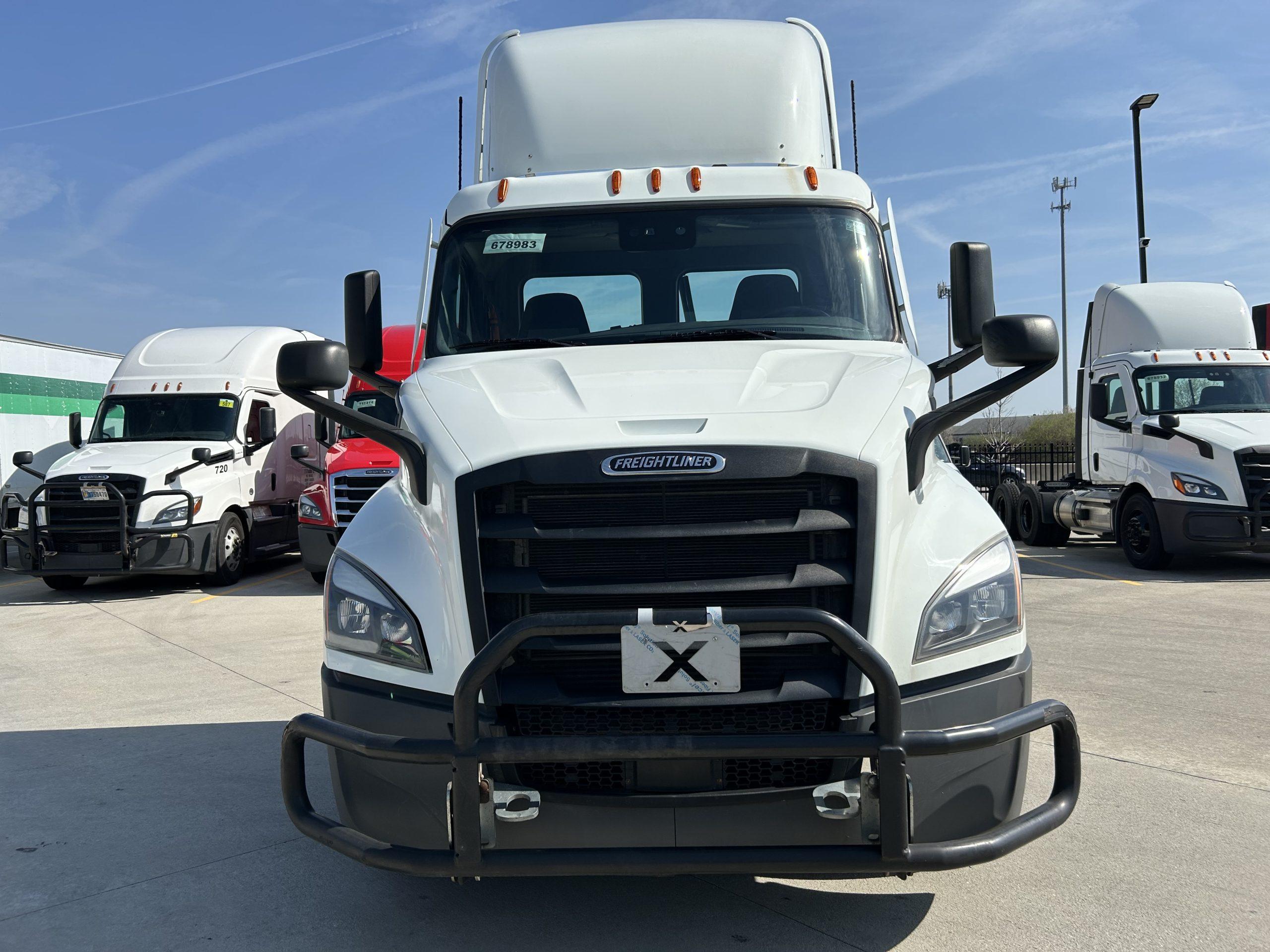 2021 Freightliner Cascadia in Milwaukee, WI — photo 2