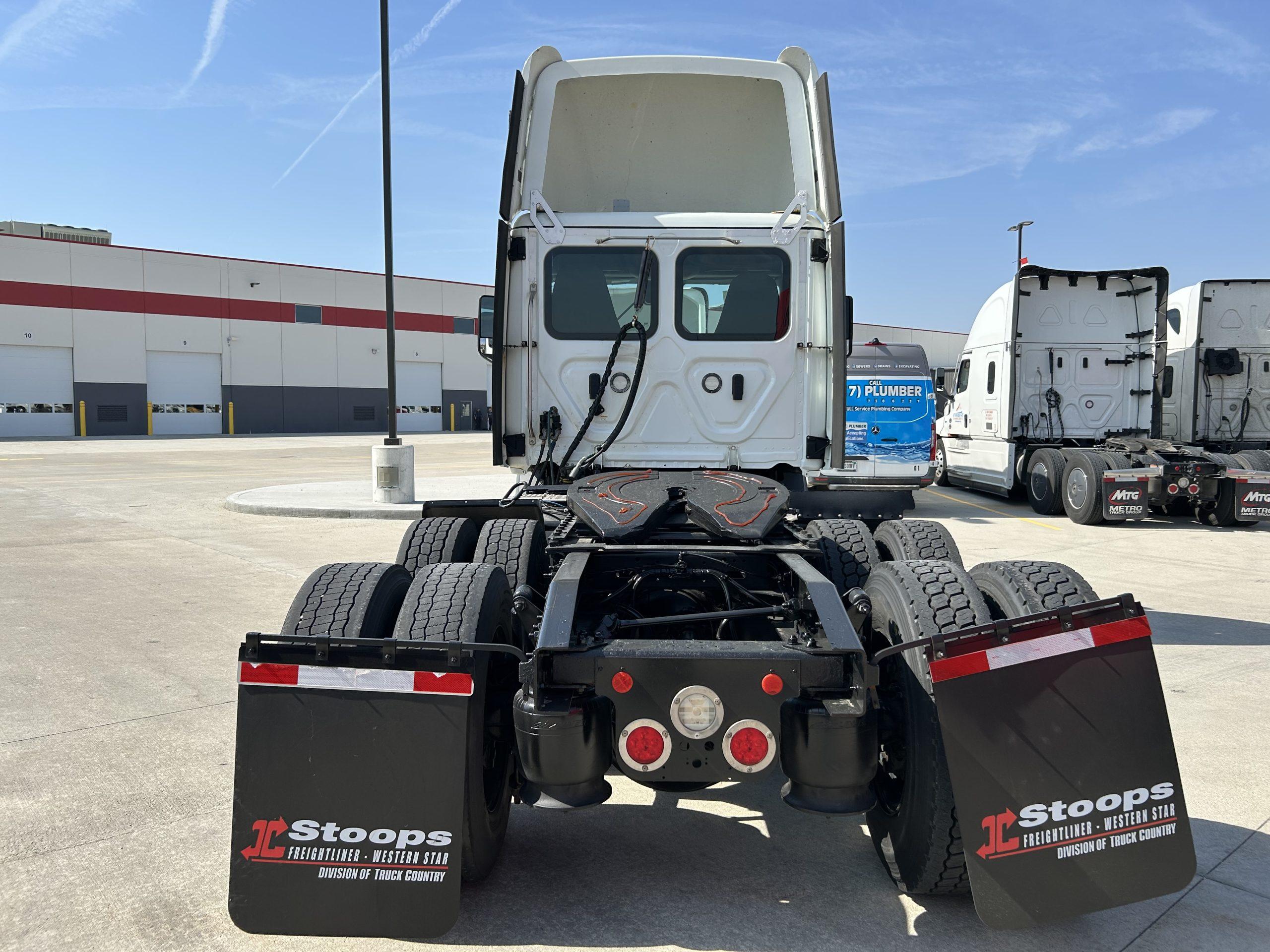 2021 Freightliner Cascadia in Milwaukee, WI — photo 4