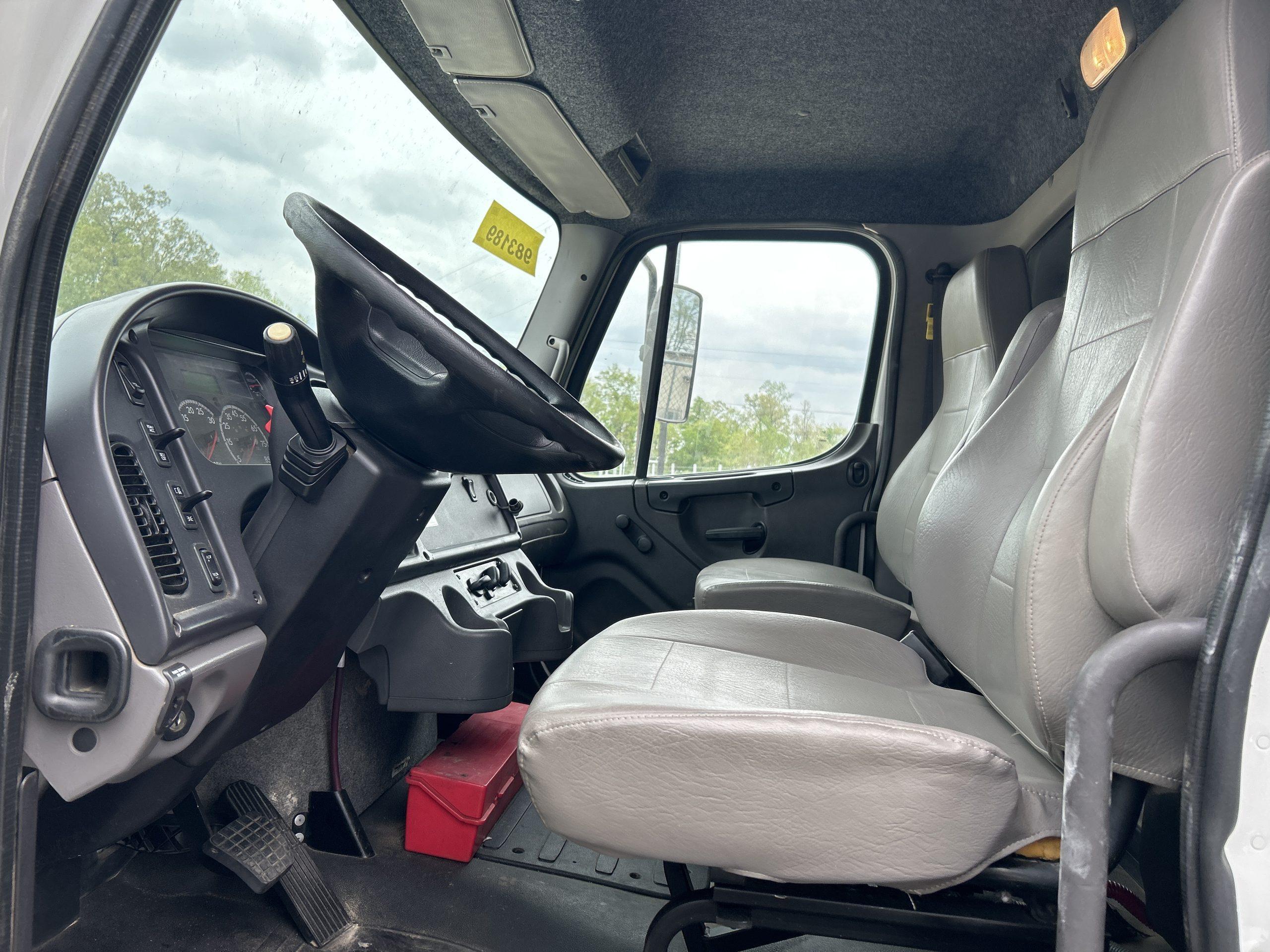 2017 Freightliner M2 106 — photo 4