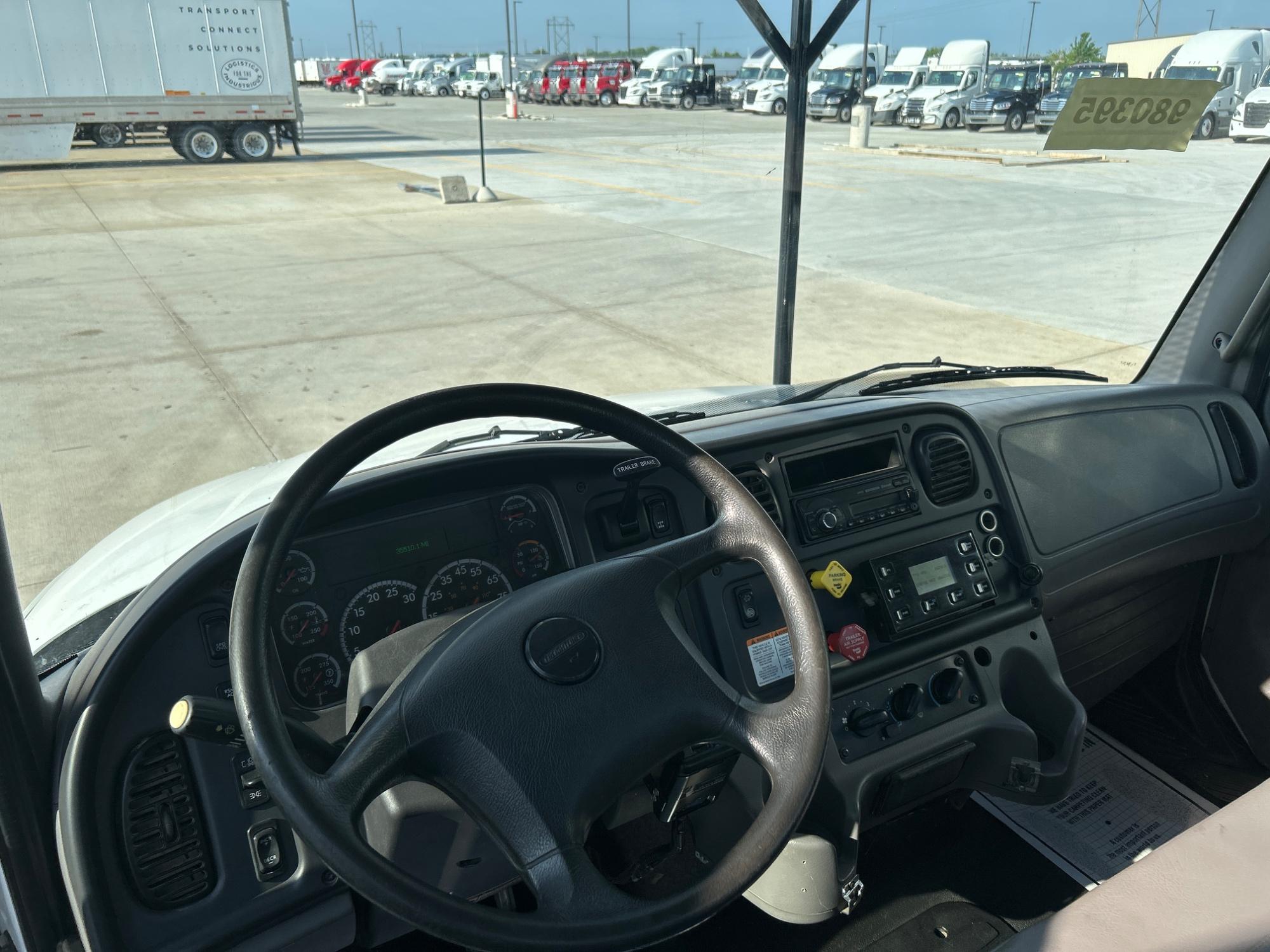 2016 Freightliner M2 106 — photo 6