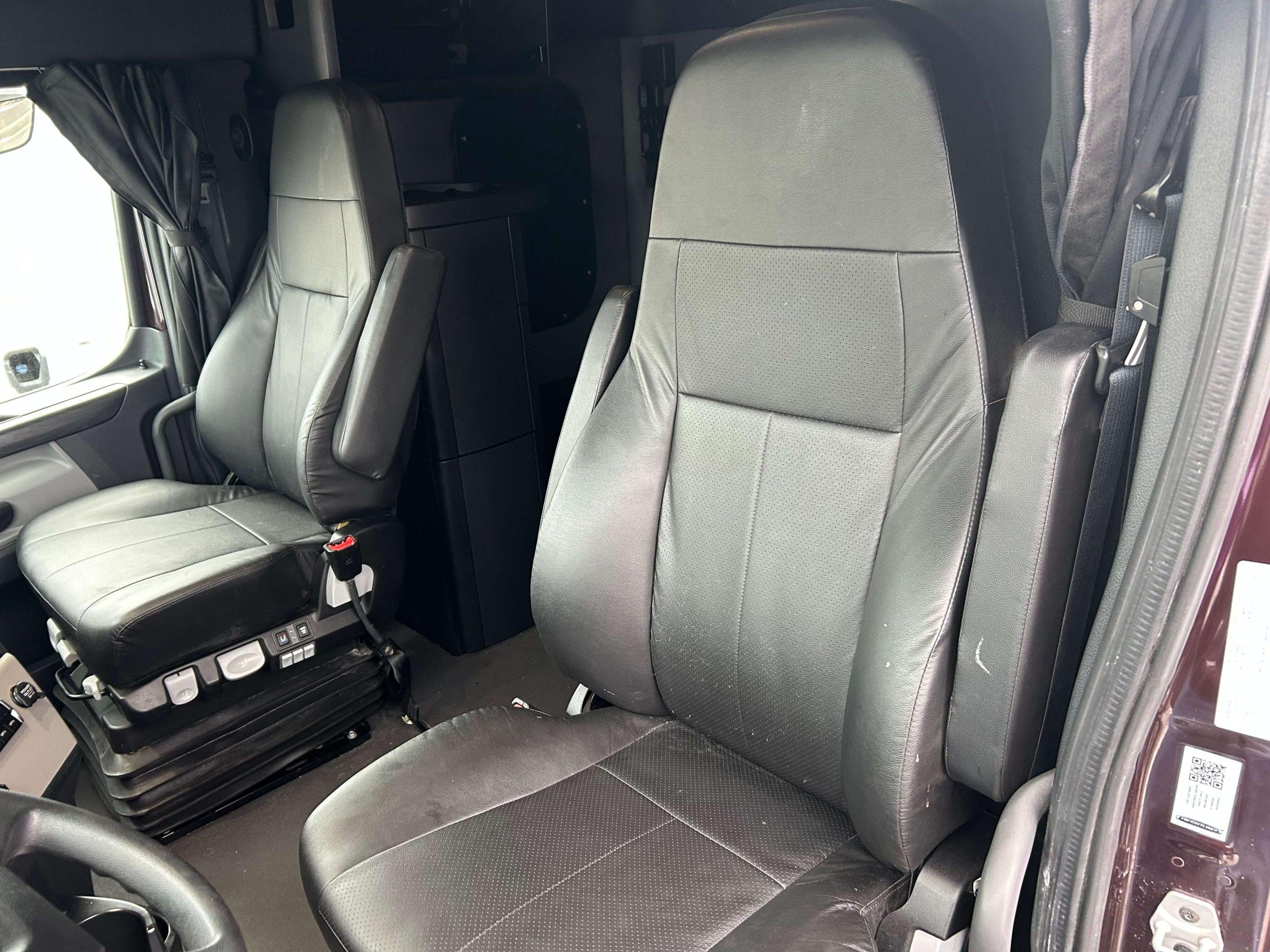 2025 Freightliner Cascadia — photo 6