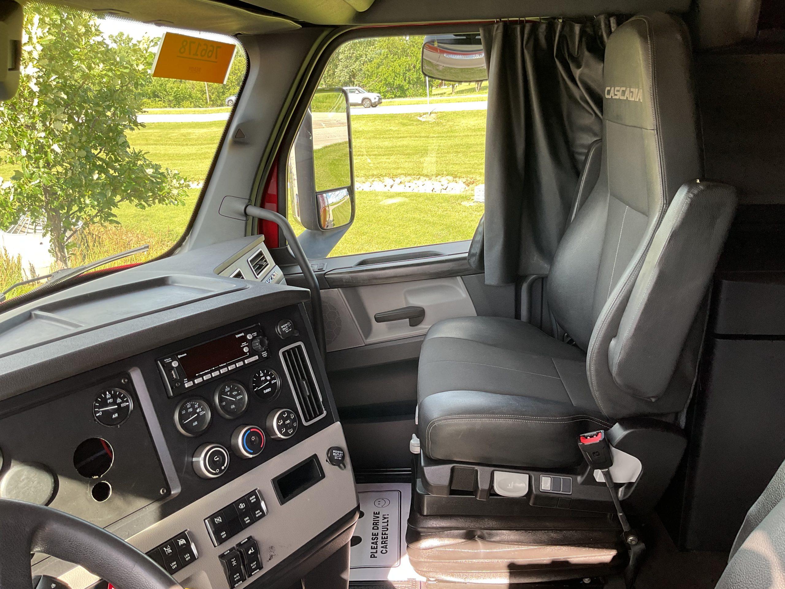 2023 Freightliner Cascadia in Dubuque, IA — photo 6