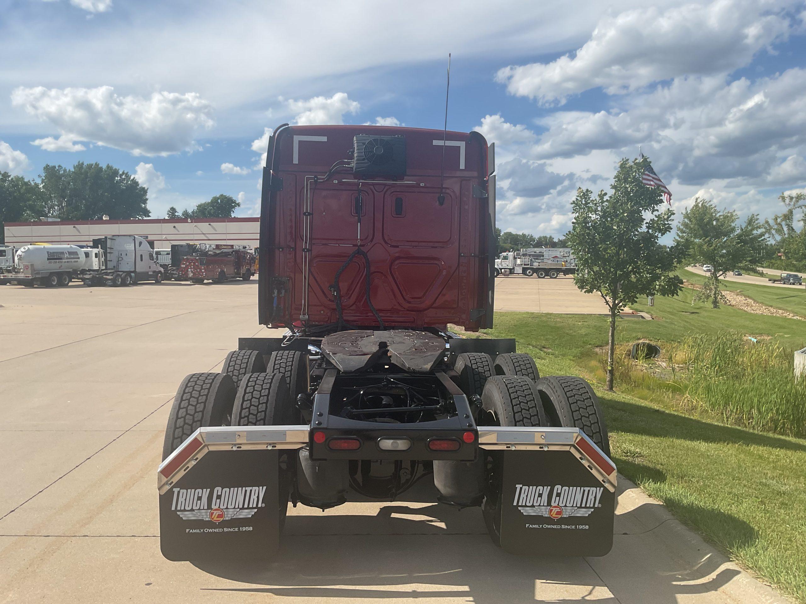 2023 Freightliner Cascadia in Dubuque, IA — photo 4